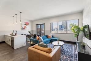 Smart TV, table football, ping pong - Penthouse with Private Terrace – Downtown Near Superdome ,Amazing Views, Pool Access (New Orleans)