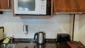 Refrigerador, microondas, utensilios de cocina