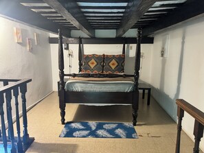 Espacio para trabajar con laptop y tabla de planchar con plancha 