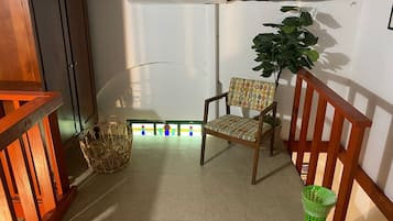 Espacio para trabajar con laptop y tabla de planchar con plancha