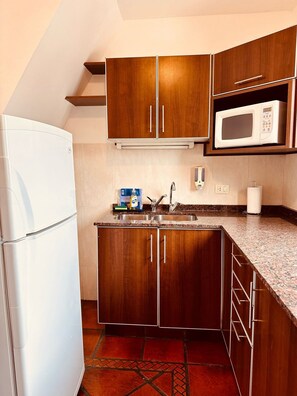Kühlschrank, Mikrowelle, Wasserkocher mit Kaffee-/Teezubehör