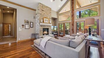 Smart TV, caminetto, impianto stereo, studio