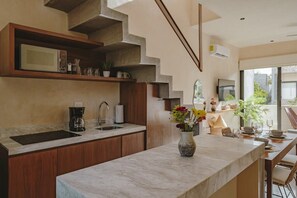 Frigorífico, microondas, placa de cocina y cafetera o tetera