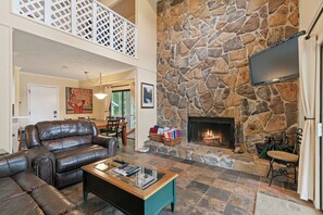 Smart TV, chimenea y libros 