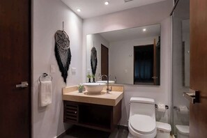 Shower, hair dryer, towels, shampoo - Modern Apartment w/ Pool & Terrace in Aldea Zama (Tulum)
