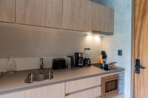 Réfrigérateur, micro-ondes, plaque de cuisson, cafetière/bouilloire