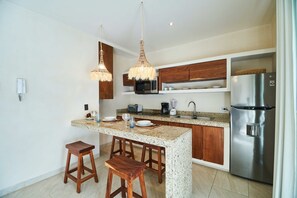 Réfrigérateur, micro-ondes, four, plaque de cuisson