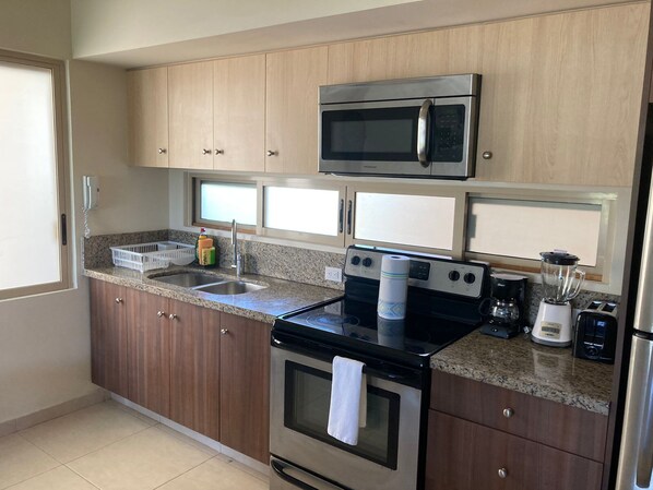 Kjøleskap, mikrobølgeovn, ovn og kokeplater