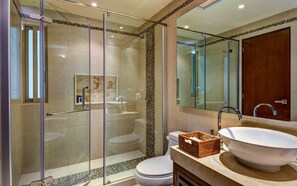 Douche, sèche-cheveux, serviettes fournies