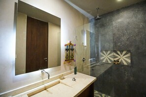 Douche, sèche-cheveux, serviettes fournies, shampoing