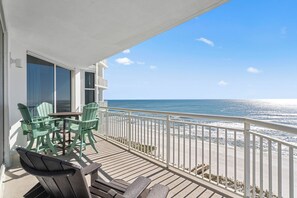 Outdoor dining - Palacio 906 | Oceanfront, Resort Amenities | My Beach Getaways (Pensacola)