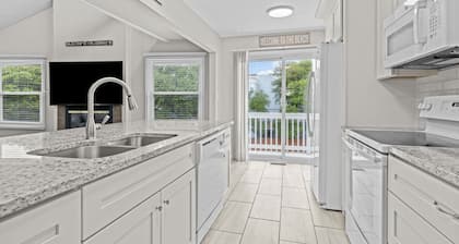 Cozy 3-bedroom condo with AC and WiFi in charming Virginia Beach