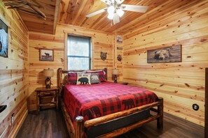 3 bedrooms, iron/ironing board, WiFi, bed sheets - Freedom Ridge Cabin | Hocking Hills (Logan)