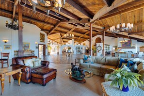 Interior - Best views of the Santa Ynez Valley! 4 Bedrooms, infinity edge pool and sauna (Buellton)