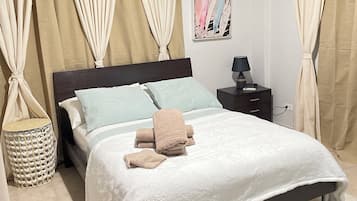 Estudio Confort, 1 habitación | Edredón y tabla de planchar con plancha