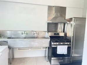 ตู้เย็น, ไมโครเวฟ, เตาอบ, เตาประกอบอาหาร