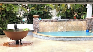 Ein Pool mit einer Steinmauer und einer großen Dekoschale.