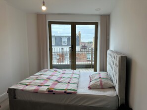 2 quartos, ferros/tábuas de passar roupa, Wi-Fi, roupa de cama
