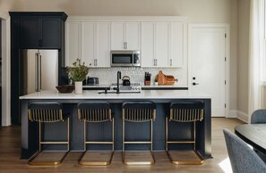 Kylskåp, mikrovågsugn, ugn och spishäll