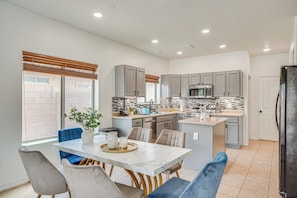 Fridge, microwave, stovetop, dishwasher - Pet-Friendly Marana Home: 20 Mi to Tucson! (Marana)