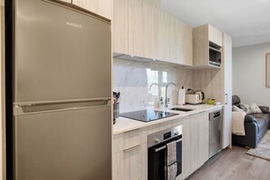Departamento, vista a la ciudad | Cocina privada | Refrigerador, microondas, parrilla de estufa y lavavajillas 