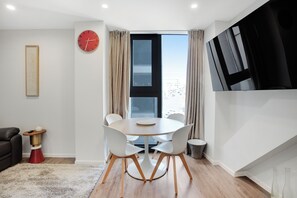 Apartment, Stadtblick | Essbereich im Zimmer