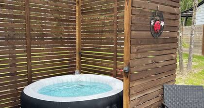 Fun little get away, perfect for one yet cozy for two “Hunter’s Hut”