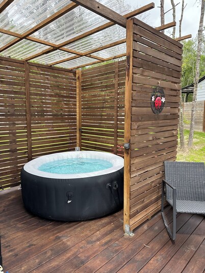 Fun little get away, perfect for one yet cozy for two “Hunter’s Hut”