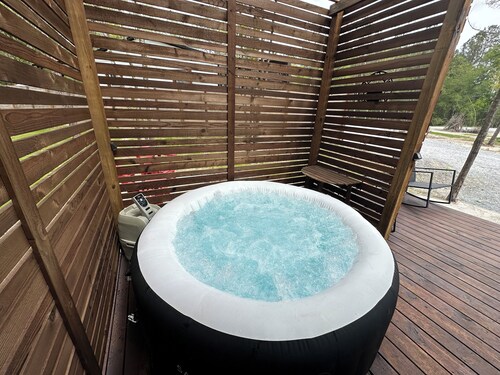 Fun little get away, perfect for one yet cozy for two “Hunter’s Hut”