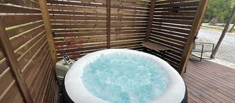 Fun little get away, perfect for one yet cozy for two “Hunter’s Hut”