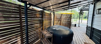 “The Honey Hive” near “The Big Thicket” Cozy Cabin in The Piney-Woods.