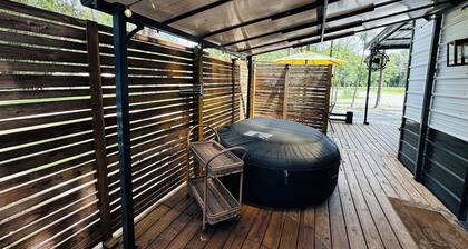 “The Honey Hive” near “The Big Thicket” Cozy Cabin in The Piney-Woods.