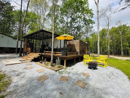 “The Honey Hive” near “The Big Thicket” Cozy Cabin in The Piney-Woods.