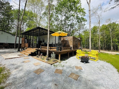 “The Honey Hive” near “The Big Thicket” Cozy Cabin in The Piney-Woods.