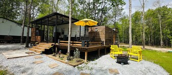 “The Honey Hive” near “The Big Thicket” Cozy Cabin in The Piney-Woods.