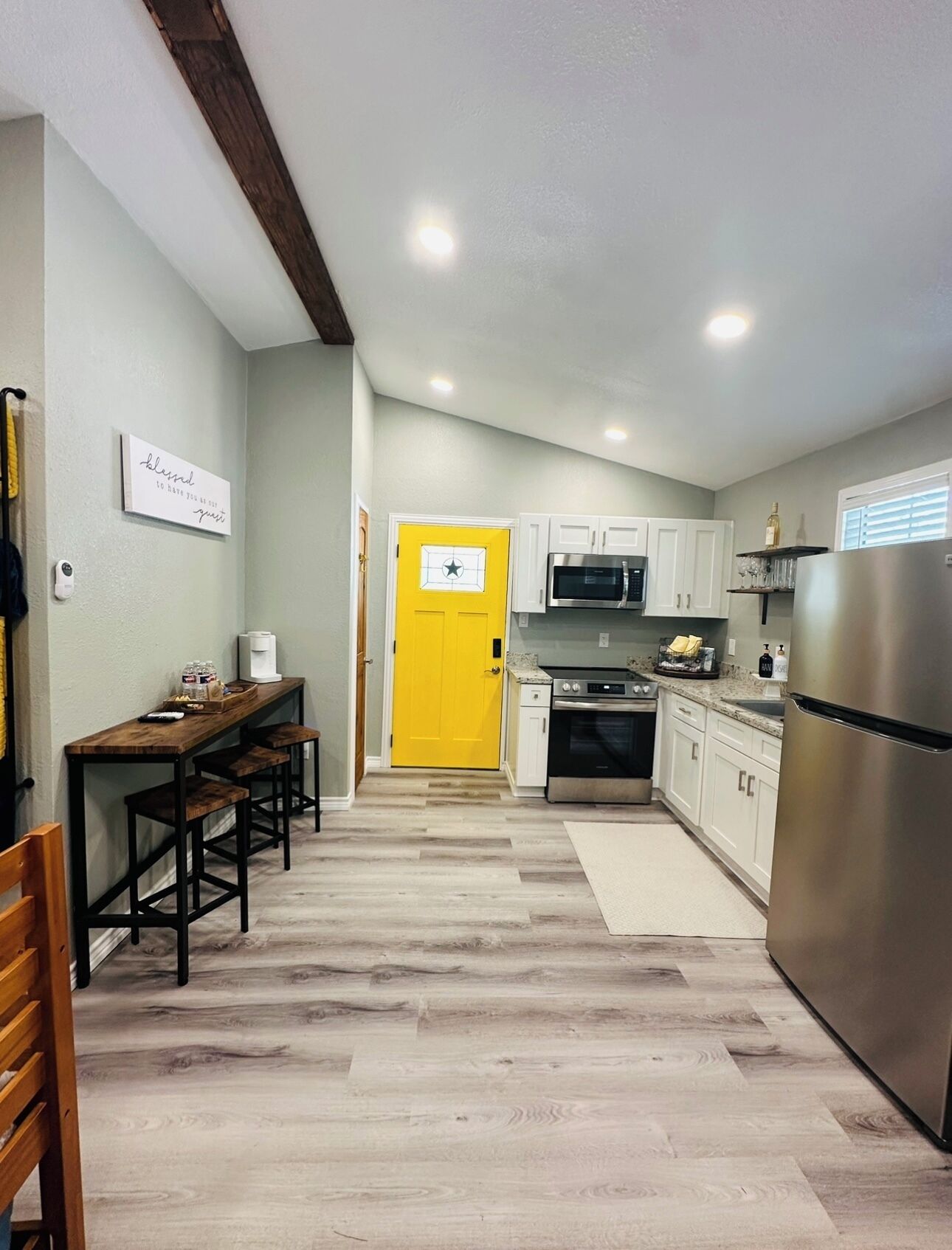 冷蔵庫、電子レンジ、オーブン、コンロ