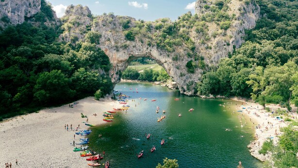 A river with boats and people on the shore, surrounded by cliffs and greenery. - Charmant maisonnette + piscine sur place ! (Gaujac)