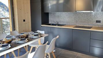 Réfrigérateur, micro-ondes, plaque de cuisson, lave-vaisselle