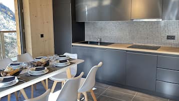 Een koelkast, een microgolfoven, een kookplaat, een vaatwasser