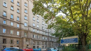 A multi-story building with a sign indicating it is a school. - Hala Mirowska Spacious Apartment (Warszawa)