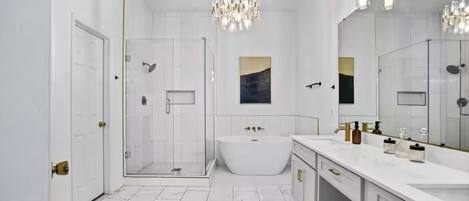 مجففات شعر، مناشف، صابون، شامبو