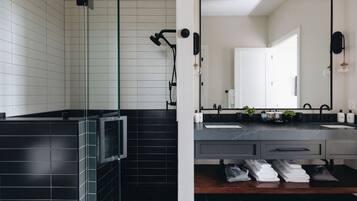 Dusche, Haartrockner, Handtücher