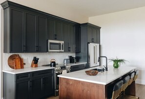 Refrigerador, microondas, horno y parrilla de estufa 