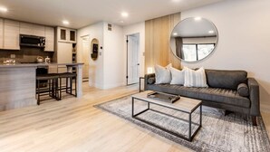 A modern apartment with a kitchen, living room, and dining area. - Serene 1 BR Condo at Silverado Resort (Napa)
