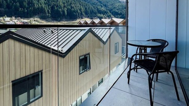 A balcony with a view of a mountain and a forest. - Queenstown City •Walk to Town •Free Parking •A/C •Balcony •Mountain Views (Queenstown)