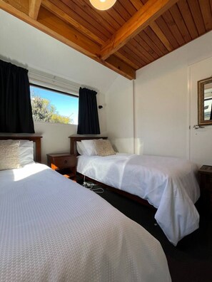 3 bedrooms, desk, iron/ironing board, WiFi - Queenstown Hill 3 •10mins to Town •Lake Views •A/C (Queenstown)