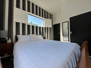 3 bedrooms, desk, iron/ironing board, WiFi