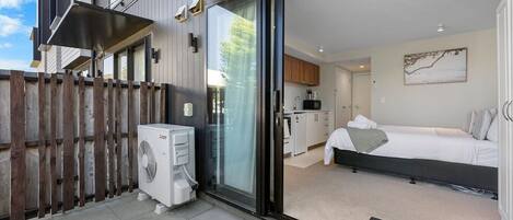 Escritorio, tabla de planchar con plancha, wifi y ropa de cama