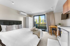 Desk, iron/ironing board, WiFi, bed sheets