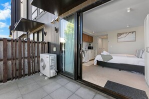 Desk, iron/ironing board, WiFi, bed sheets